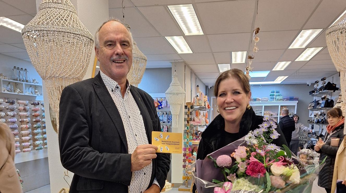 Wethouder Bluijs overhandigt keurmerk aan ondernemer