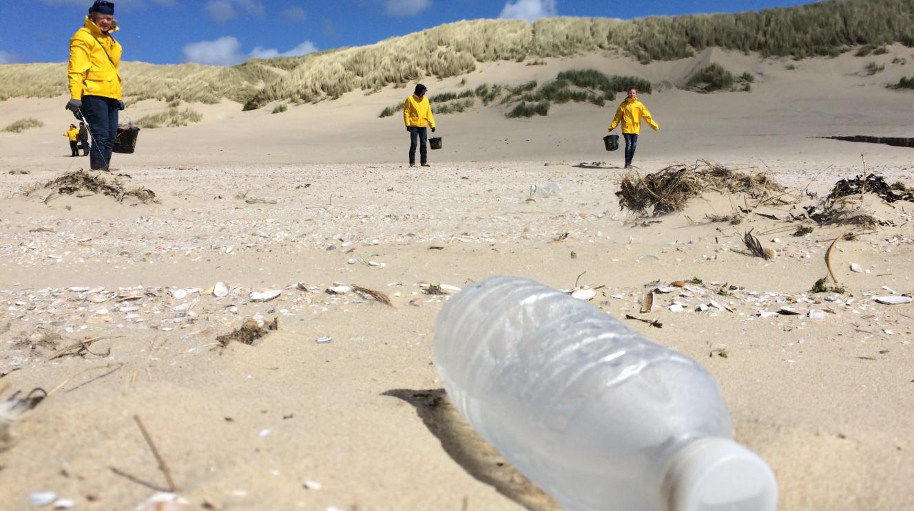 Vrijwilligers van Juttersgeluk rapen plastic op het strand