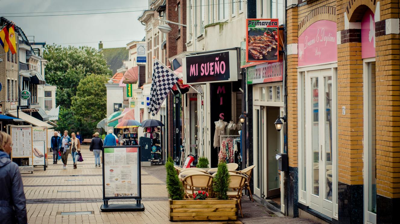 Doorkijk van de Kerkstraat van bovenaf (van kant Badhuisplein) gezien