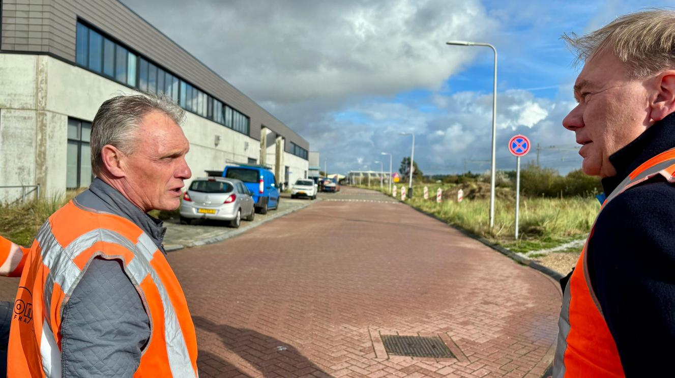 Wethouder de Kloet kijkt met aannemer uit over Kamerling Onnesstraat
