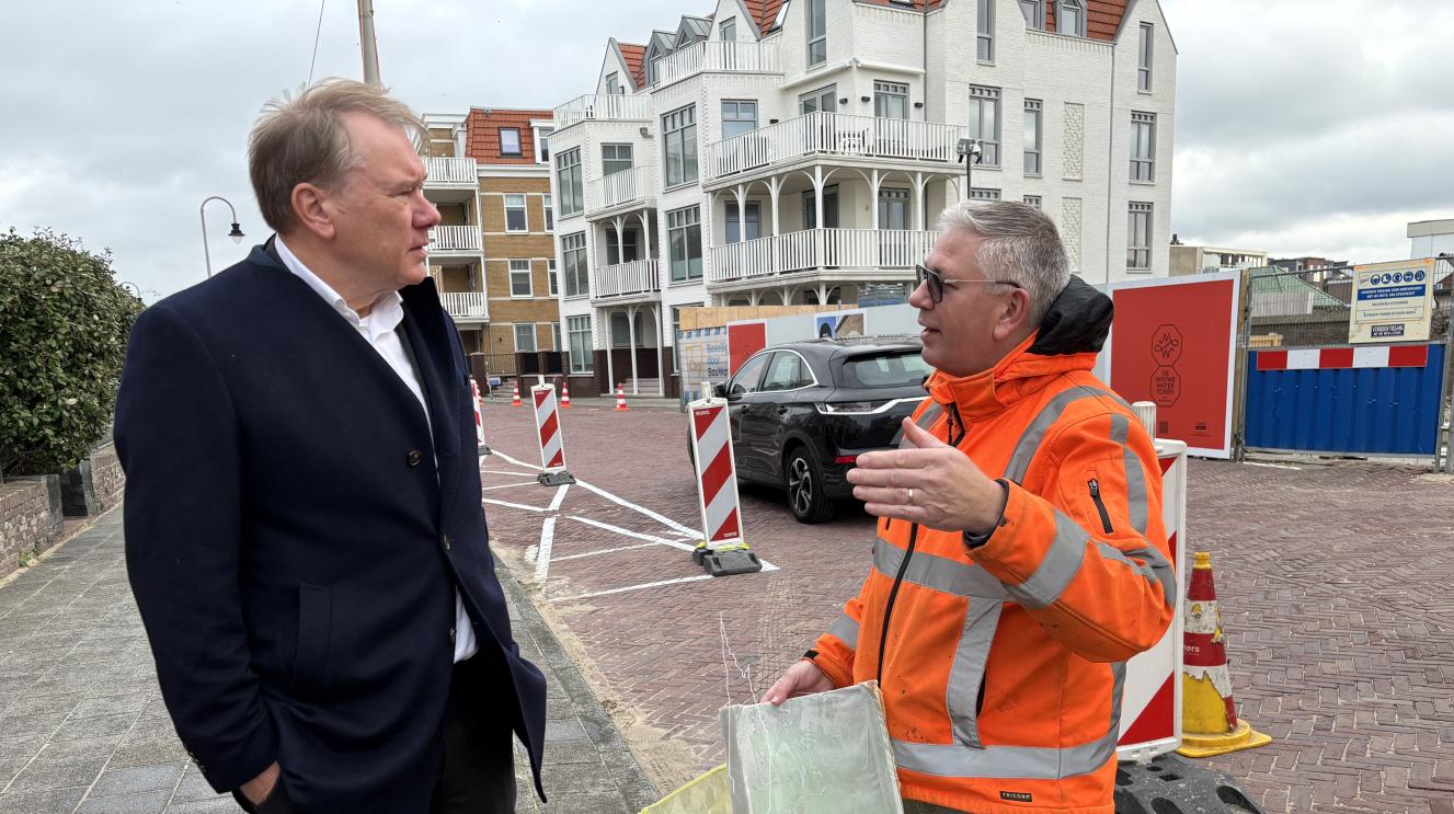 Wethouder praat met aannemer Heijmans op straat