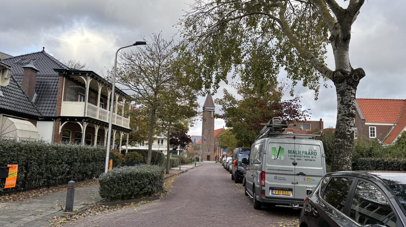 Straatbeeld met lantaarnpalen aan het begin van de Brederodestraat