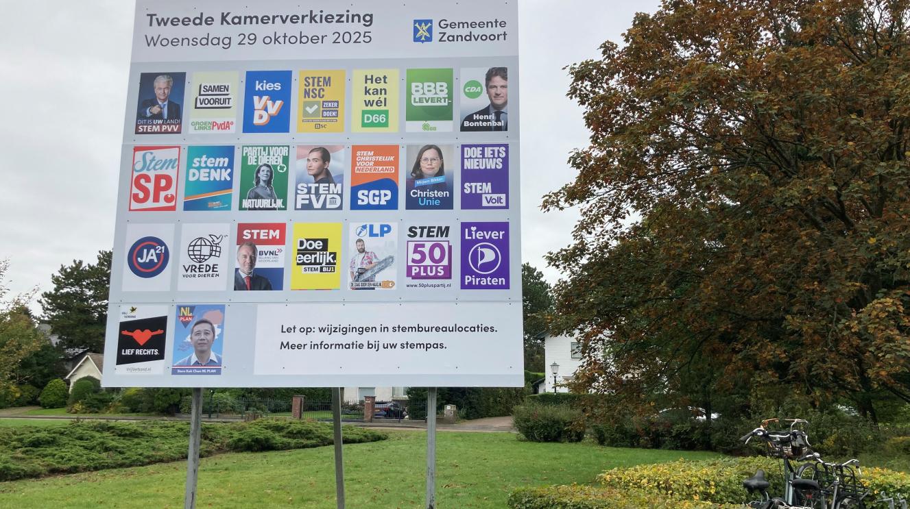 Het bord met campagneposters van alle partijen in Bentveld