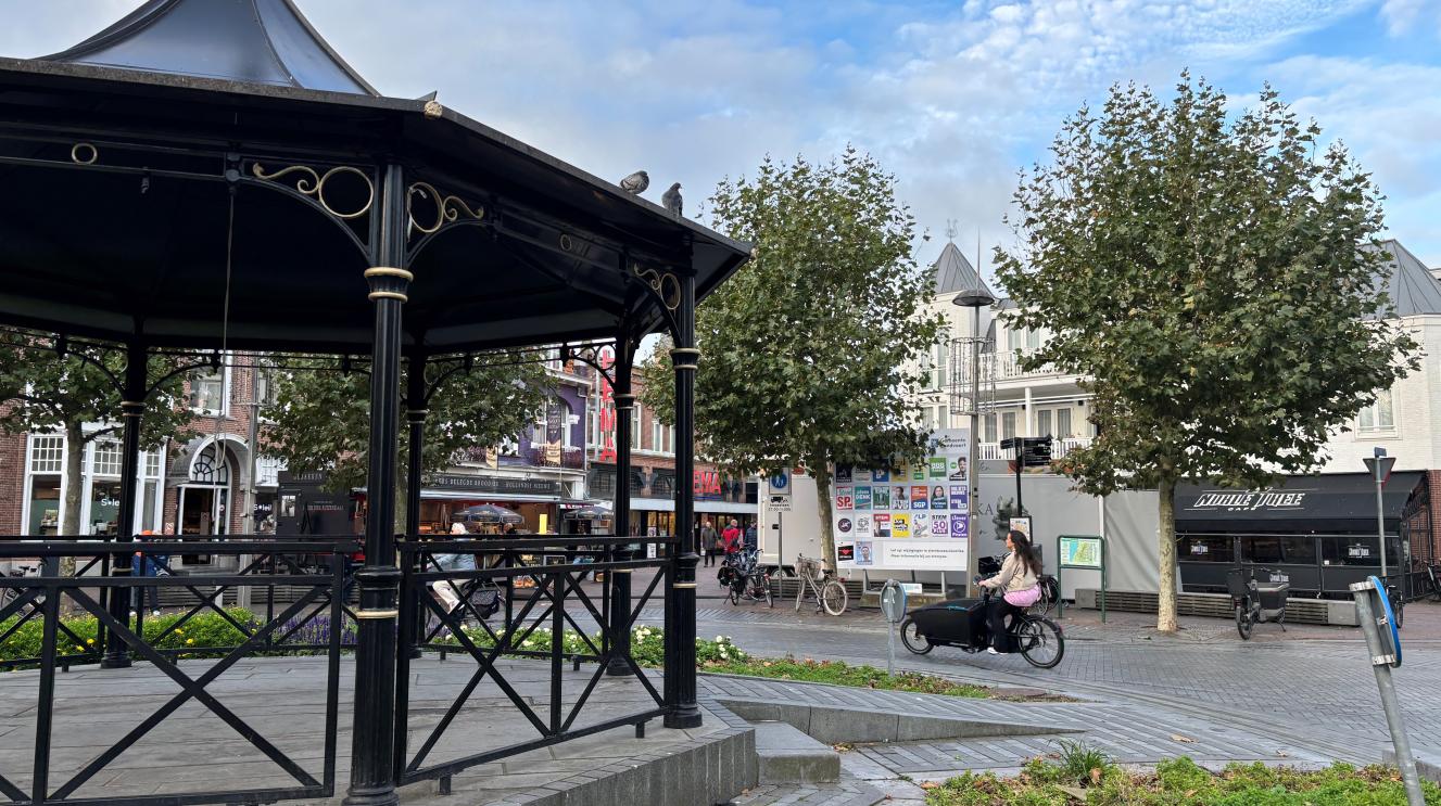 Raadhuisplein overzichtsfoto met verkiezingsbord