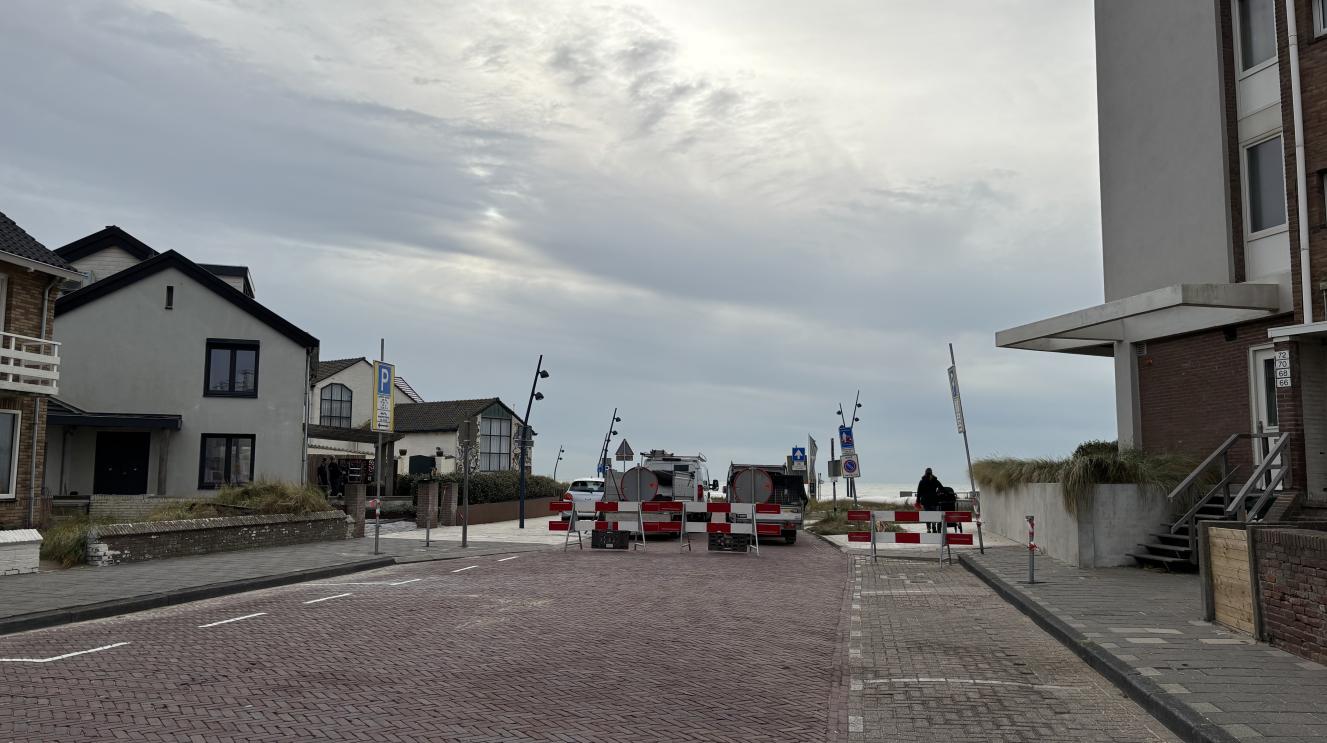Afsluiting met verkeersregelaars bij Thorbeckestraat