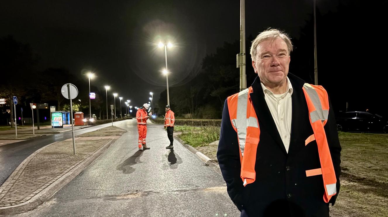 Wethouder staat bij werkzaamheden op Zandvoortselaan