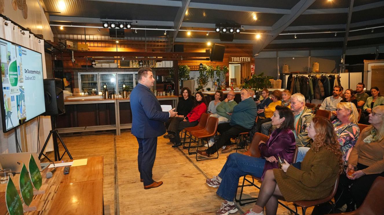Wethouder Carree spreekt zaal toe over de duurzaamheidsprijs