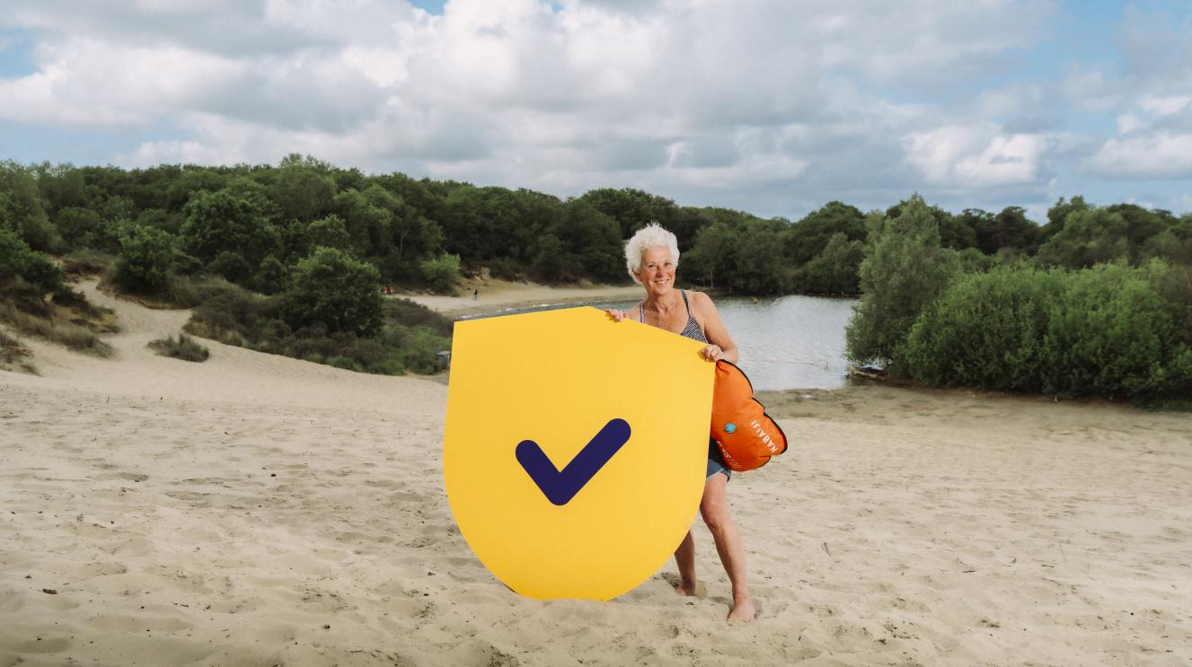 Vrouw in duinen met vinkje van denk vooruit campagne