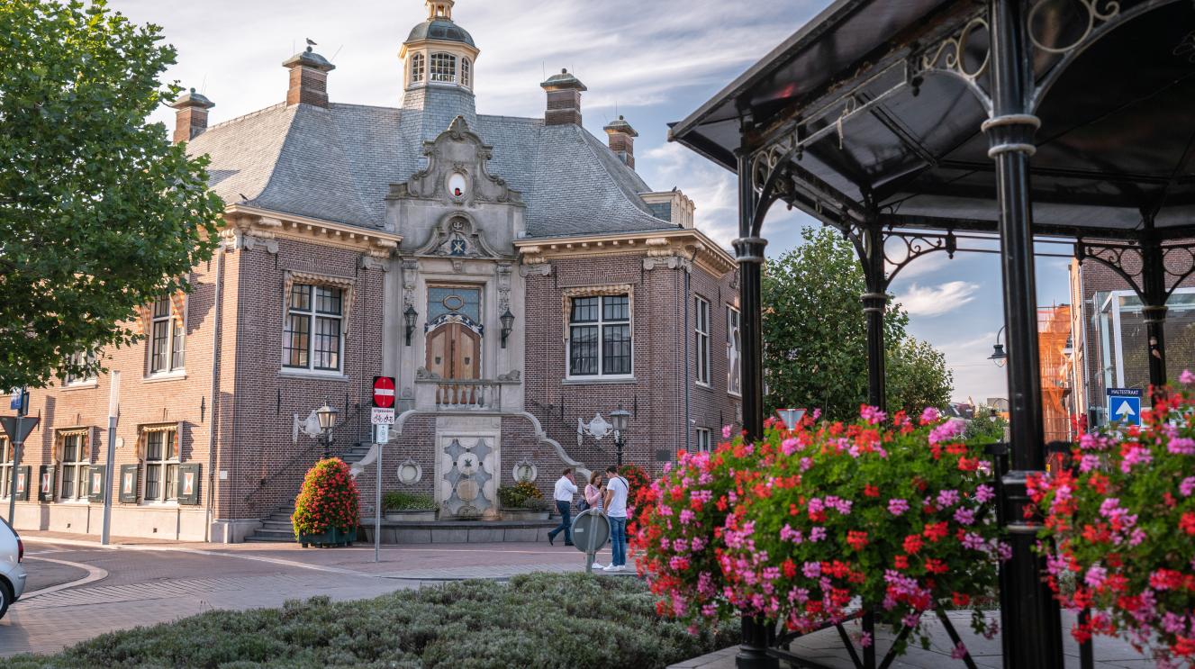 Voorzijde van het monumentale raadhuis van Zandvoort