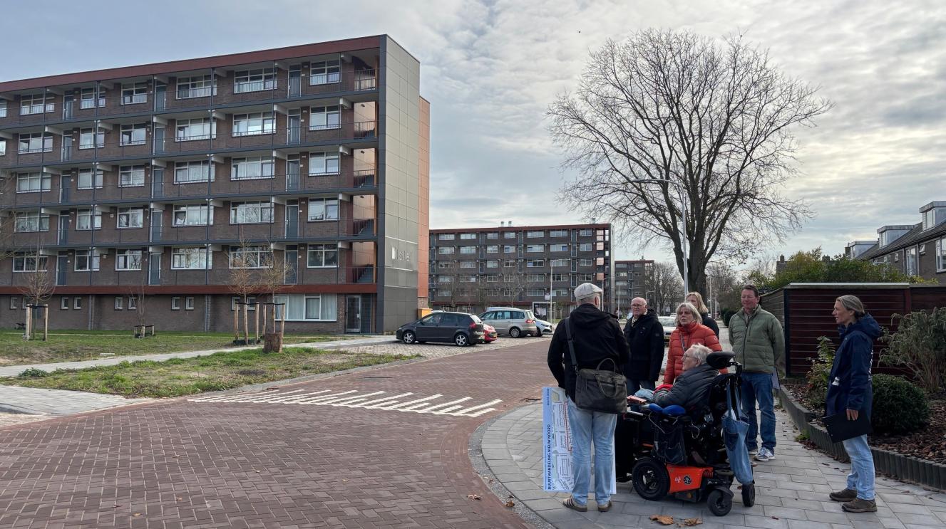 Groep inwoners wandelt door de wijk Nieuw Noord