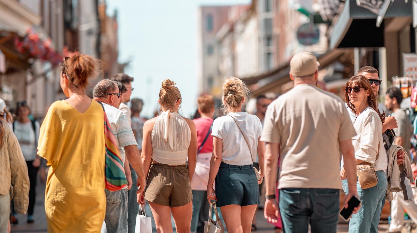 Groep mensen die door de Haltestraat loopt