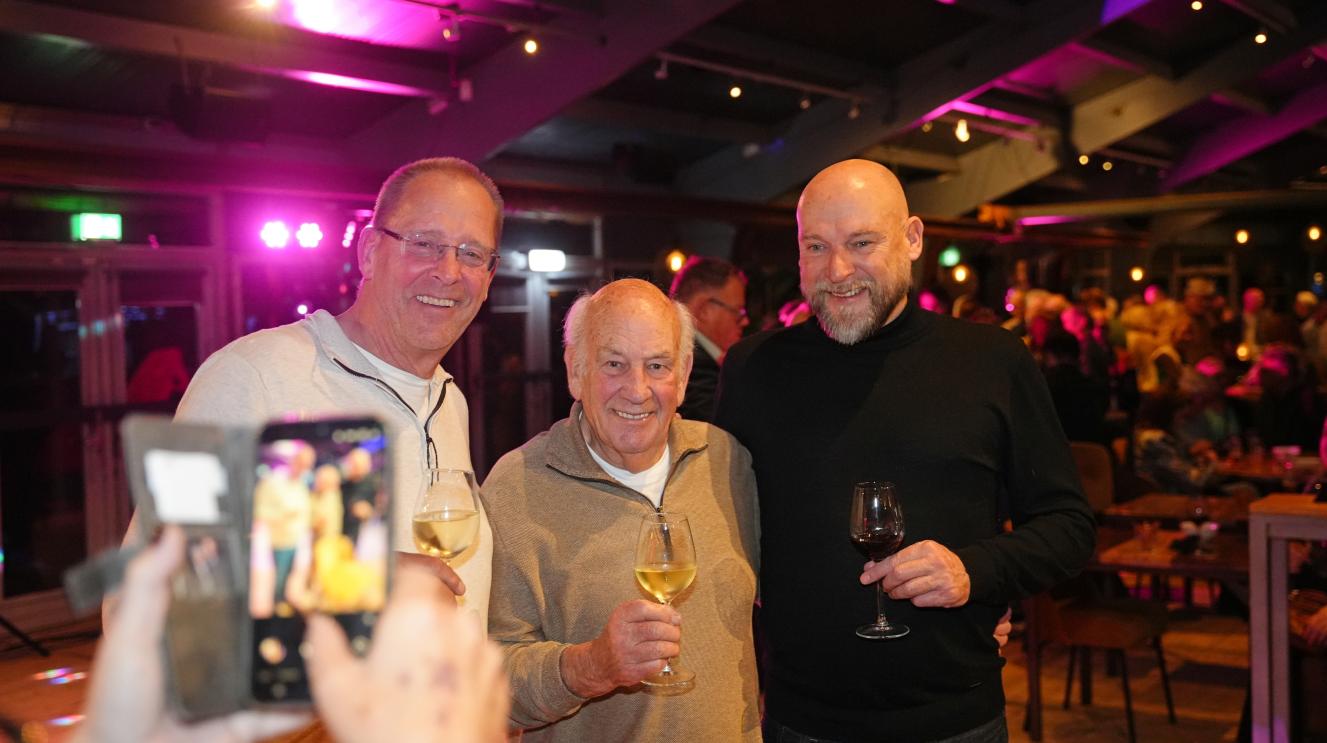 Een aantal vrijwilligers tijdens het feest die op de foto worden gezet