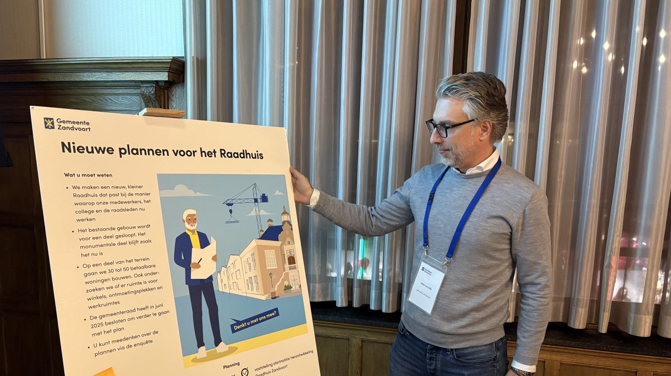 Procesmanager Johan bij bord herinrichting Raadhuis
