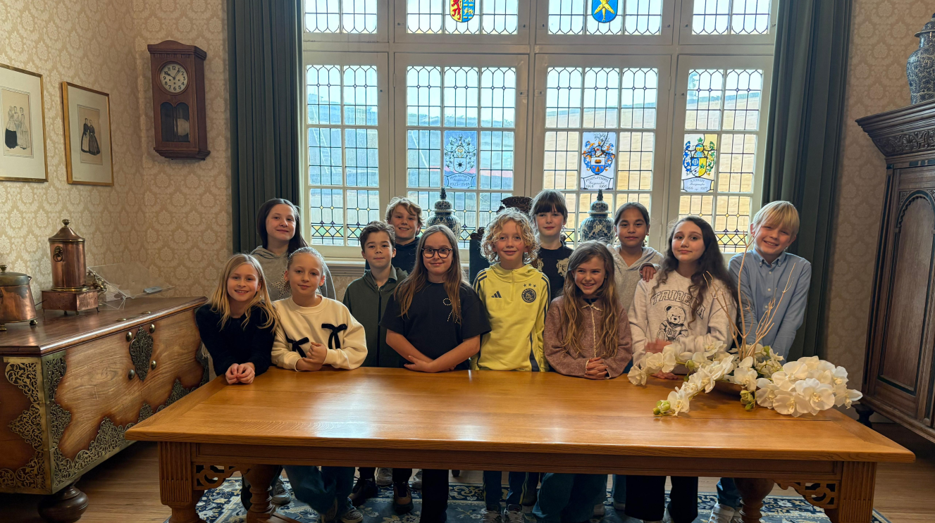 Kinderen van de kindercommissie 2025 in de burgemeesterkamer