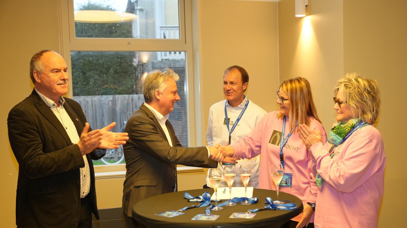 Wethouder Bluijs en burgemeester Moolenburgh feliciteren de initiatiefnemers van stichting Beleef Zandvoort