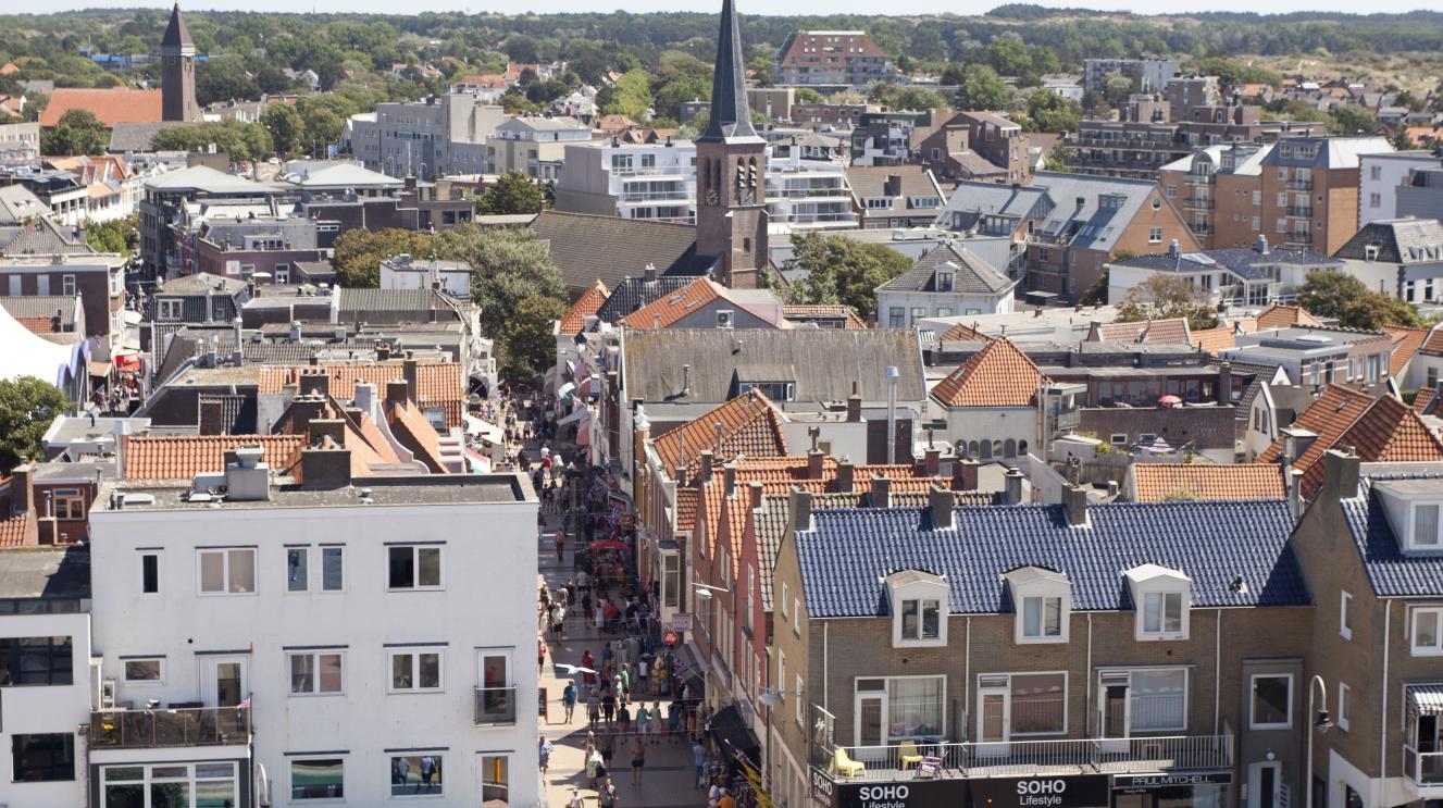 Een luchtfoto met vooraanzicht van de Kerkstraat omlaag het dorp in