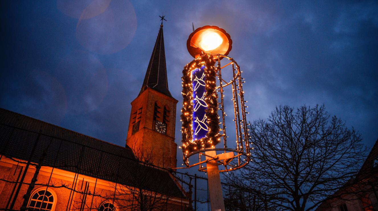 Kerk met kerstversiering