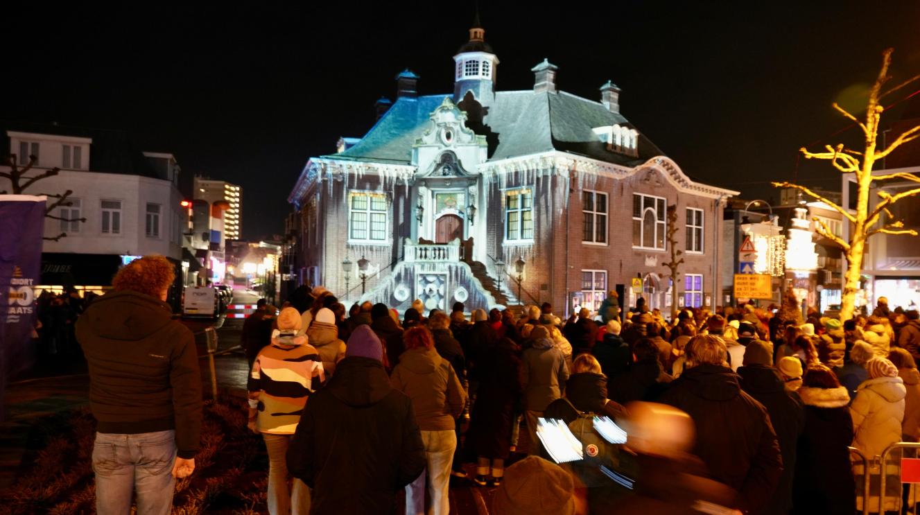 Speciale effecten met ijs op het raadhuis tijdens lichtshow 200 jaar