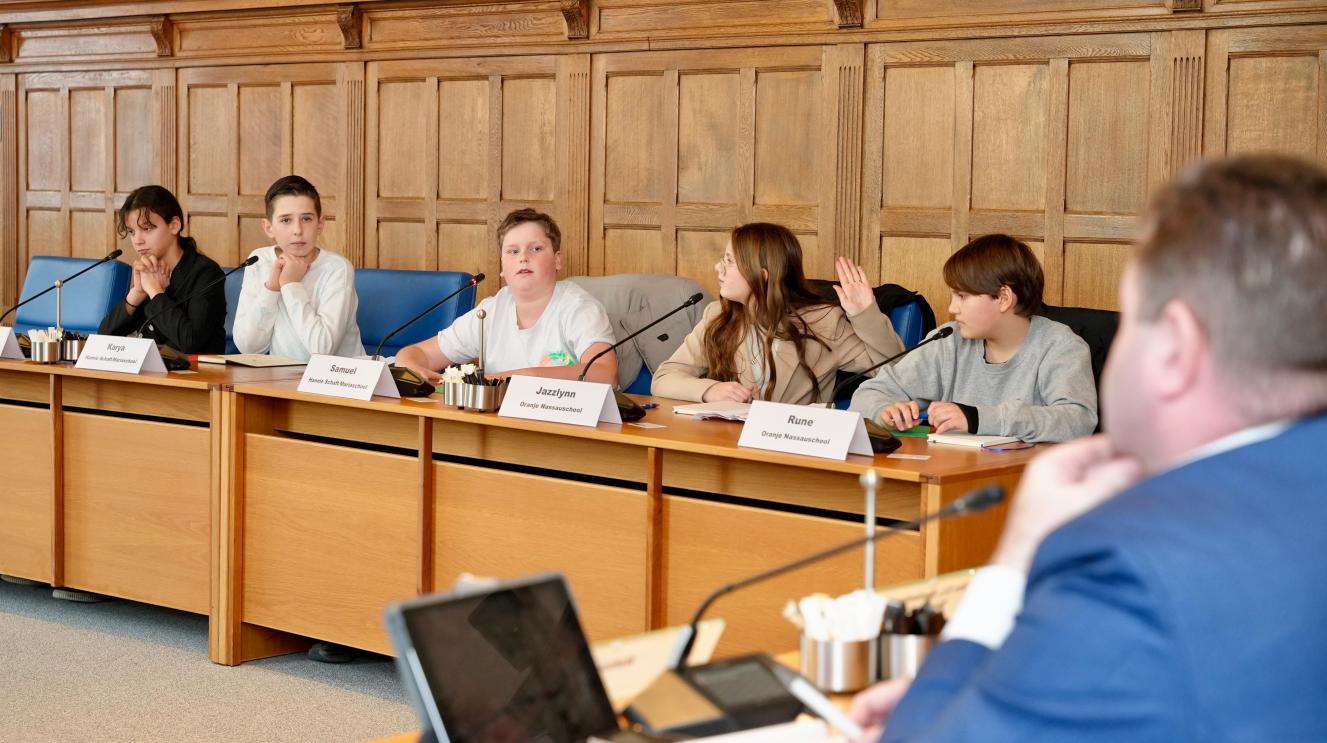 Een deel van de groep terwijl ze bezig zijn met het debat