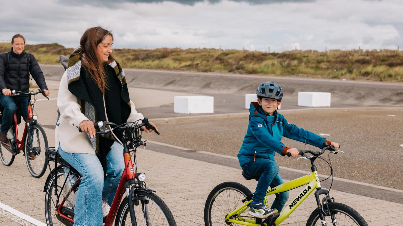 Kind met ouders op fiets bij circuit