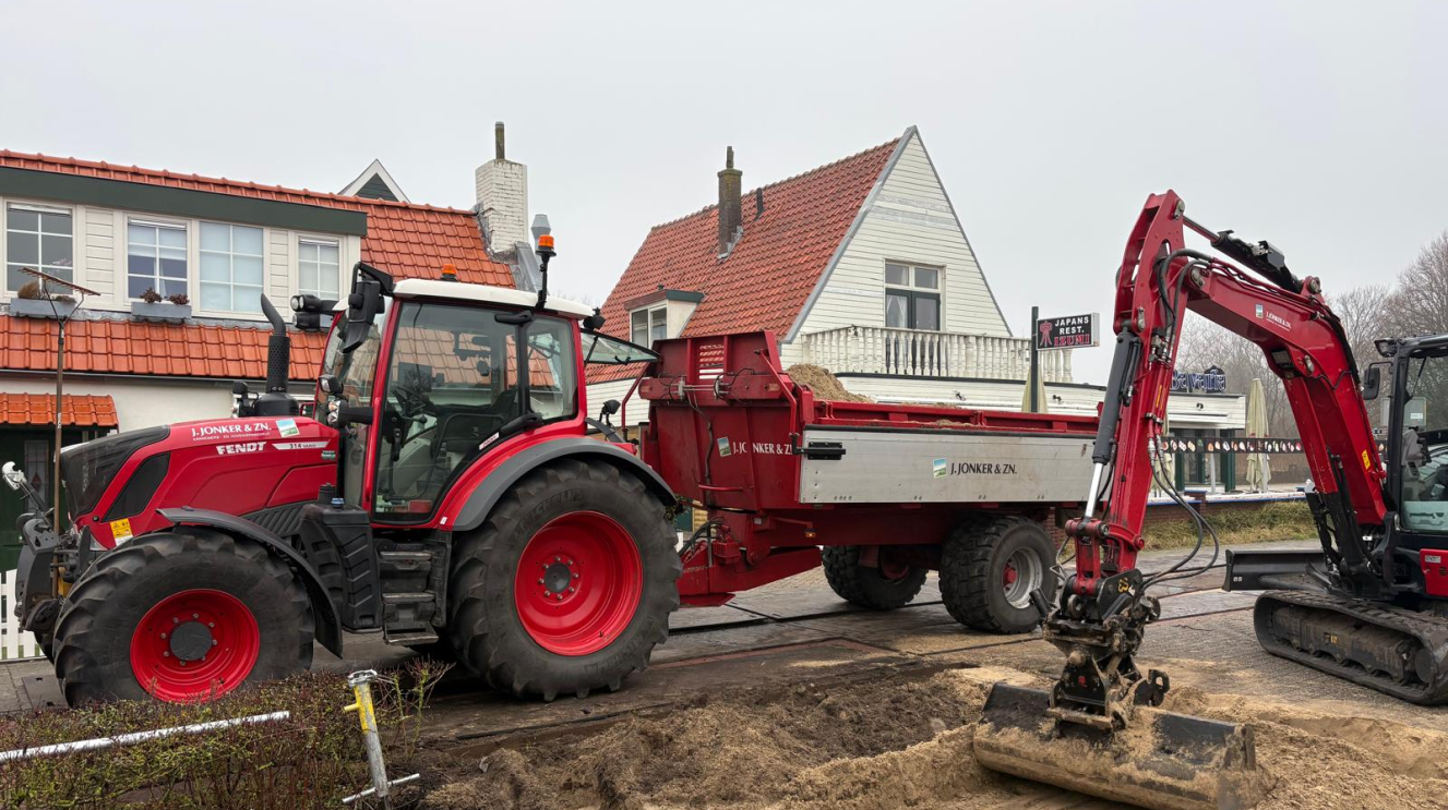 Aanplant van bomen met machines aan de Zandvoortselaan