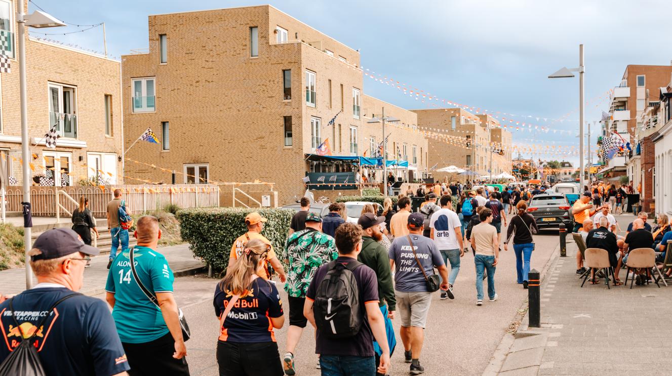 Veel mensen in de Van Speijkstraat tijdens Formule 1