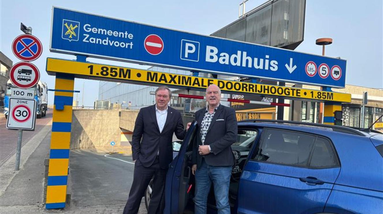 De parkeergarage onder het oude Holland Casino is vanaf vandaag open voor iedereen. U kunt er dag en nacht terecht op een centrale plek in het dorp. Met de extra parkeerplekken wordt het makkelijker om snel een plek te vinden.   De parkeergarage onder het oude Holland Casino is vanaf vandaag open voor iedereen. U kunt er dag en nacht terecht op een centrale plek in het dorp. Met de extra parkeerplekken wordt het makkelijker om snel een plek te vinden. 