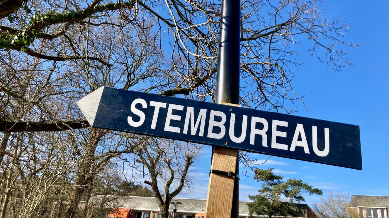 Bordje naar stembureau Zandvoort