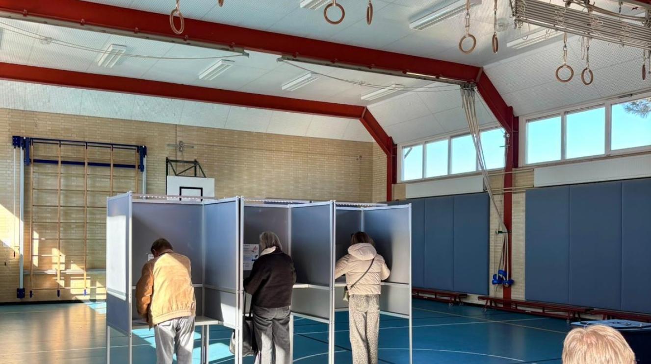 Stemmen in gymzaal Oranje Nassauschool