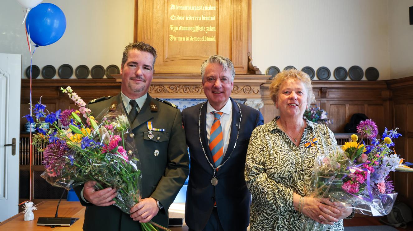 De ontvangers van de lintjes met de burgemeester