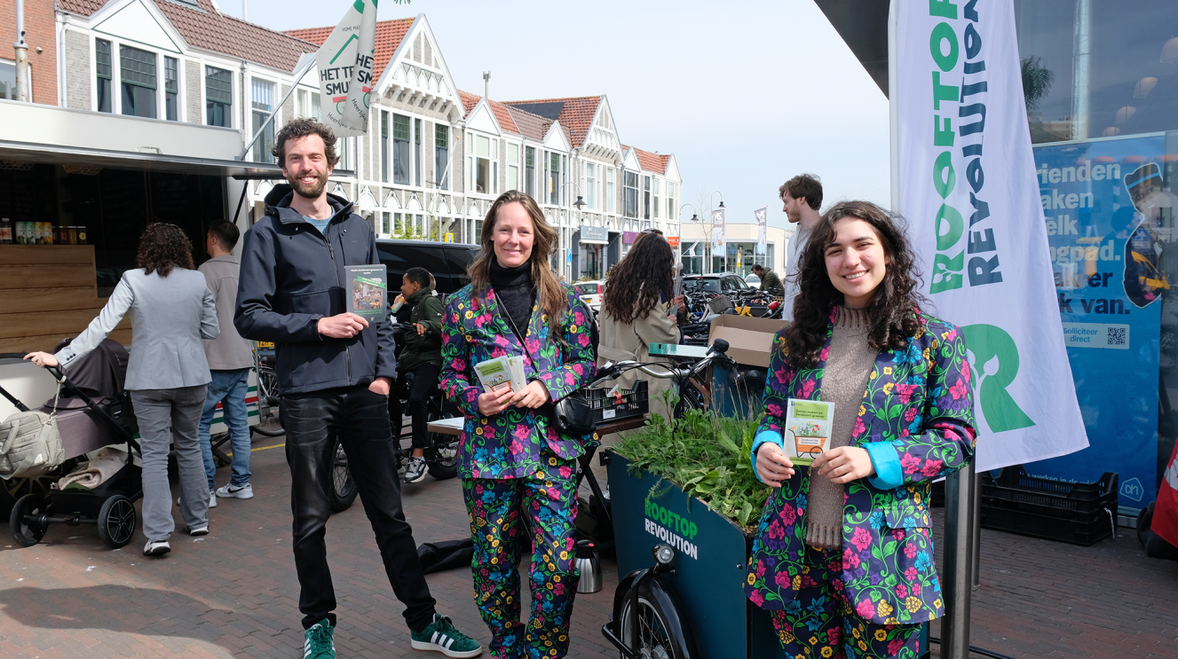 Medewerkers van de Groene Lobby met gratis bloemzaadjes