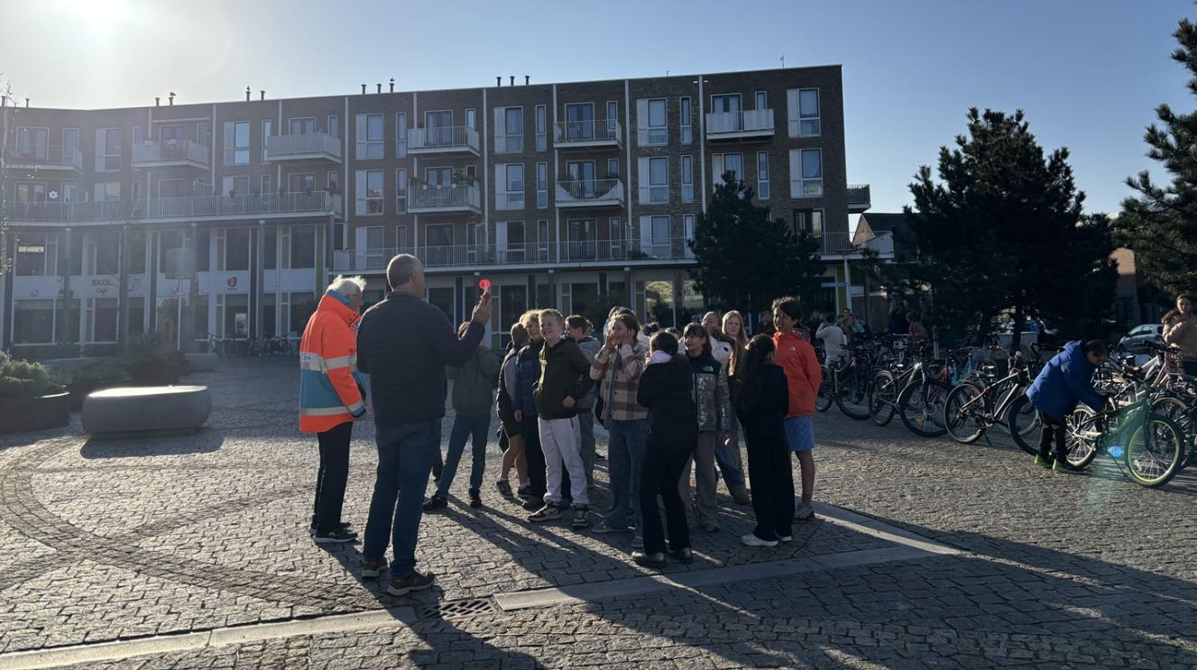 Wethouder met leerlingen.