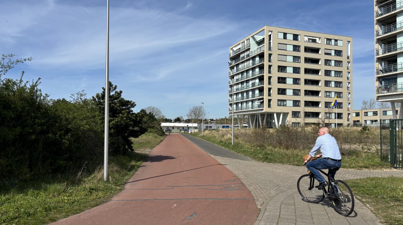 Fietspad in Zandvoort met een fietser, langs groen en nieuwbouw.