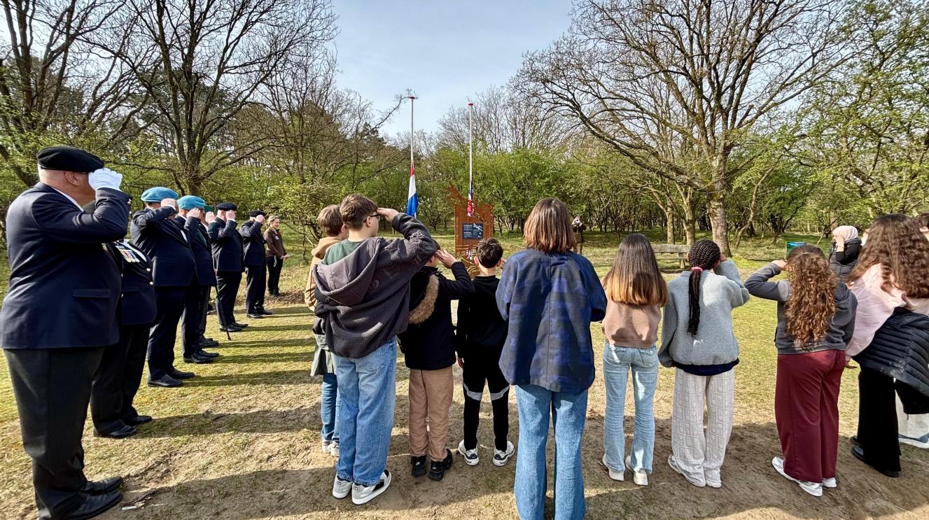 Vanochtend vond in de Amsterdamse Waterleidingduinen de jaarlijkse herdenking plaats bij het Vliegermonument. 