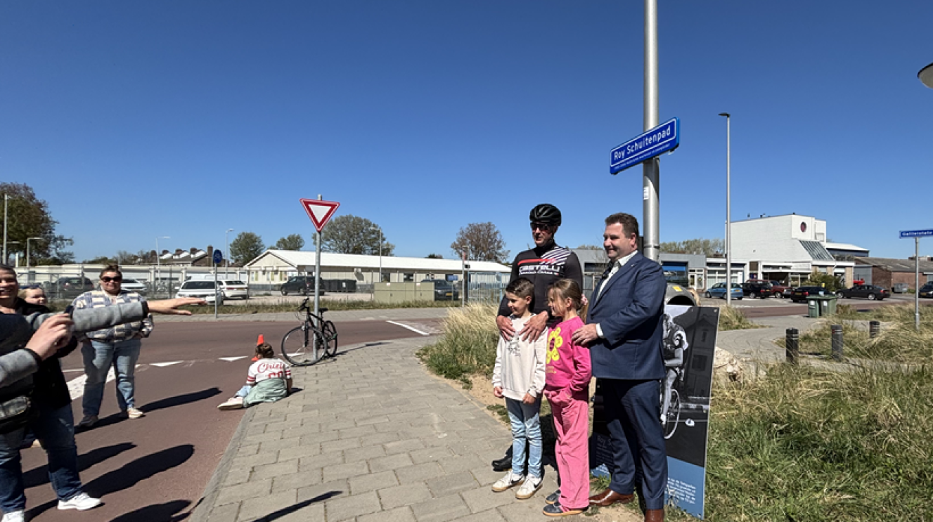 Deze week onthulde wethouder Lars Carree samen met buurtbewoners, familieleden van Roy Schuiten en veel wielersportliefhebbers het straatnaambord van het Roy Schuitenpad. 