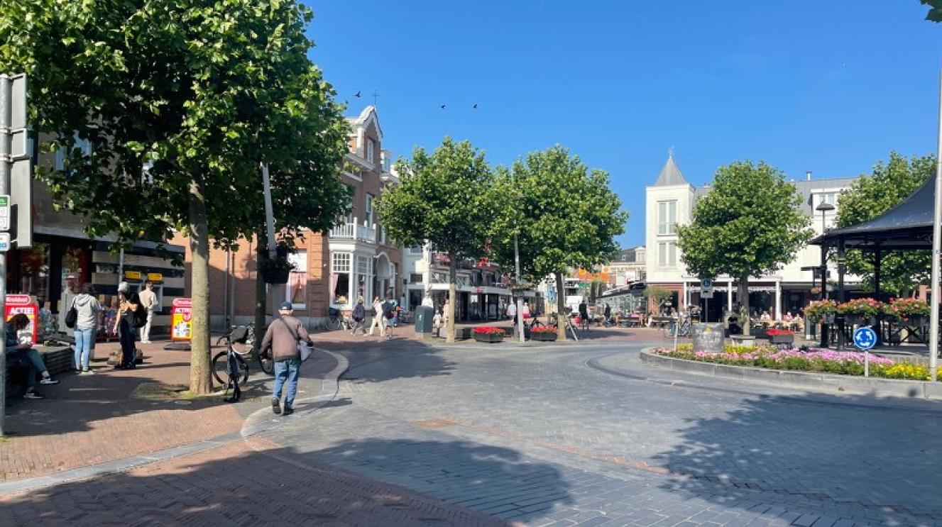 Mensen lopen op de rotonde Grote Krocht in Zandvoort