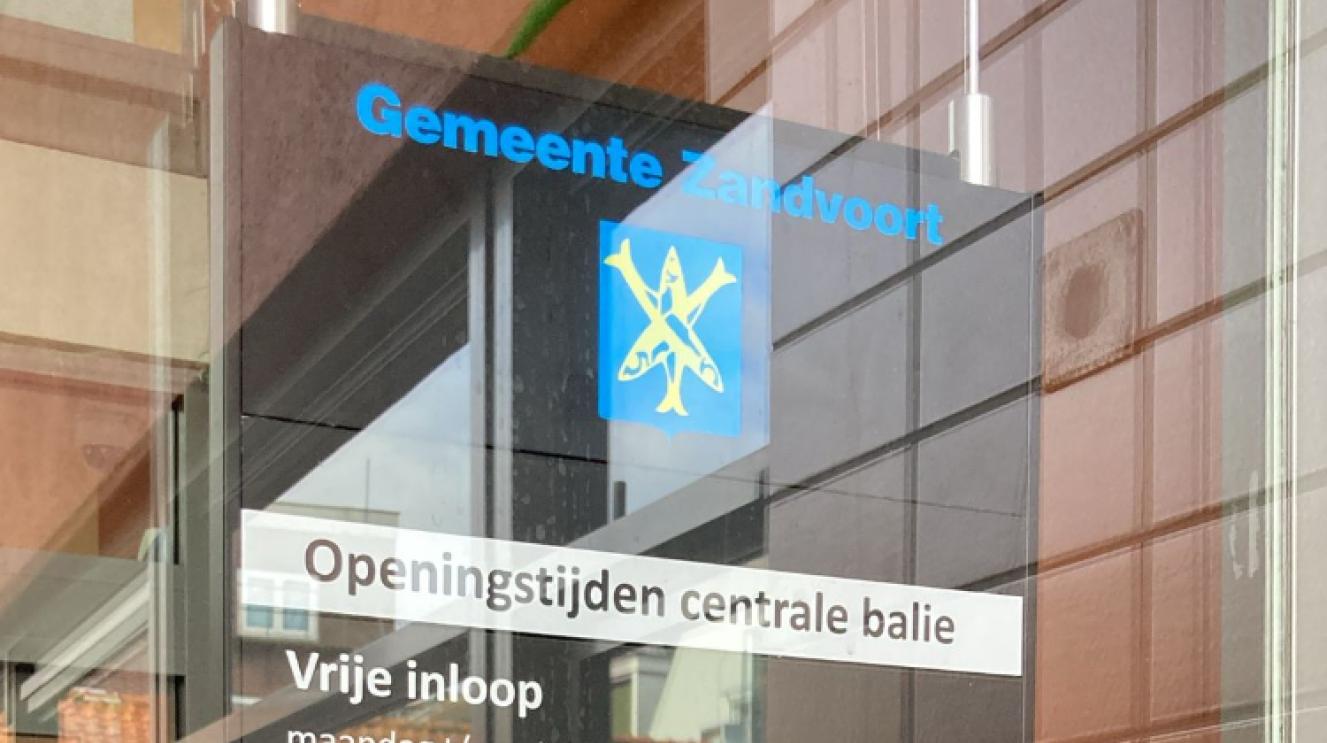 Ingang van het raadhuis