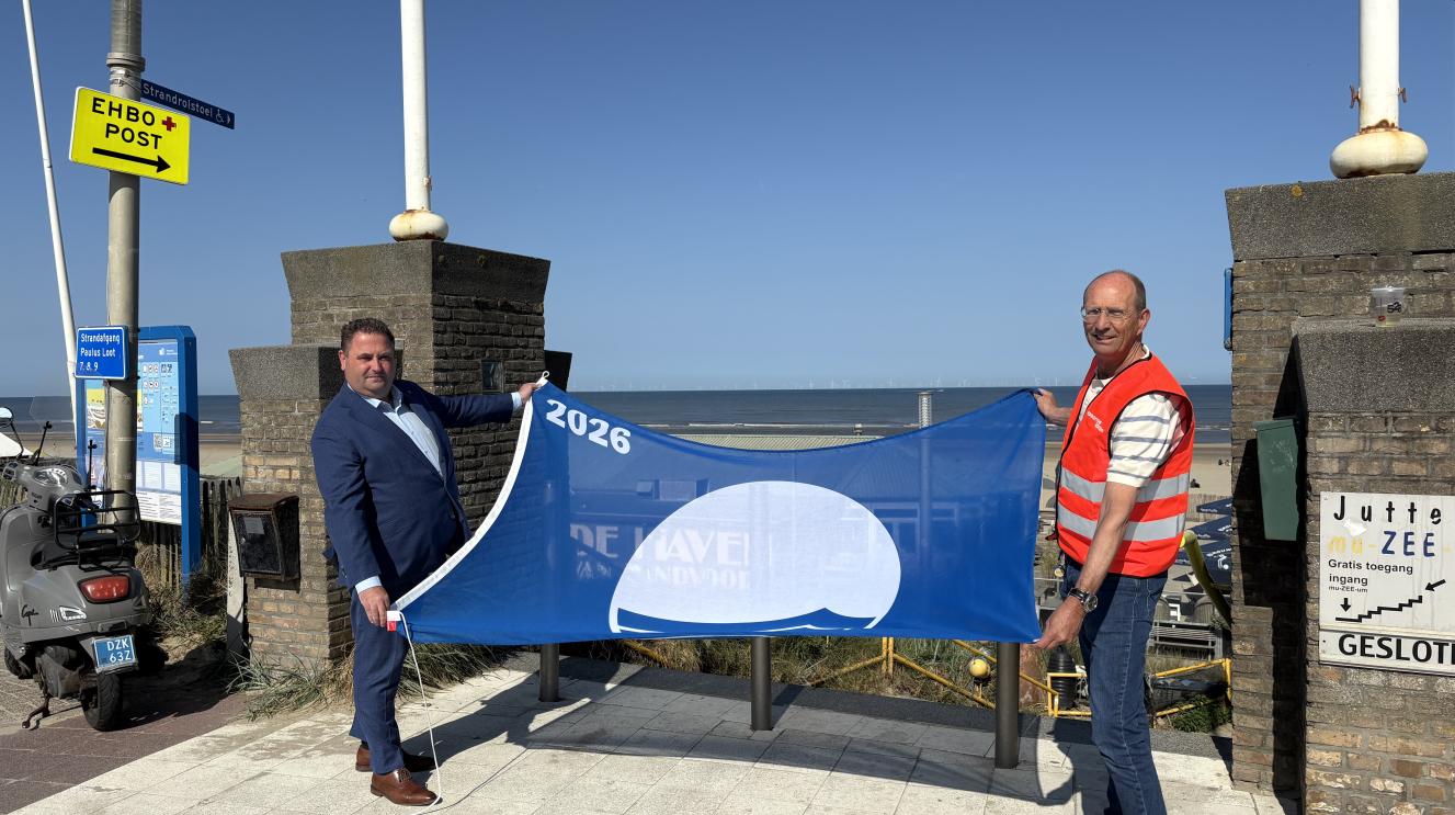Wethouder Carree en een medewerker van Spaarnelanden met de Blauwe Vlag
