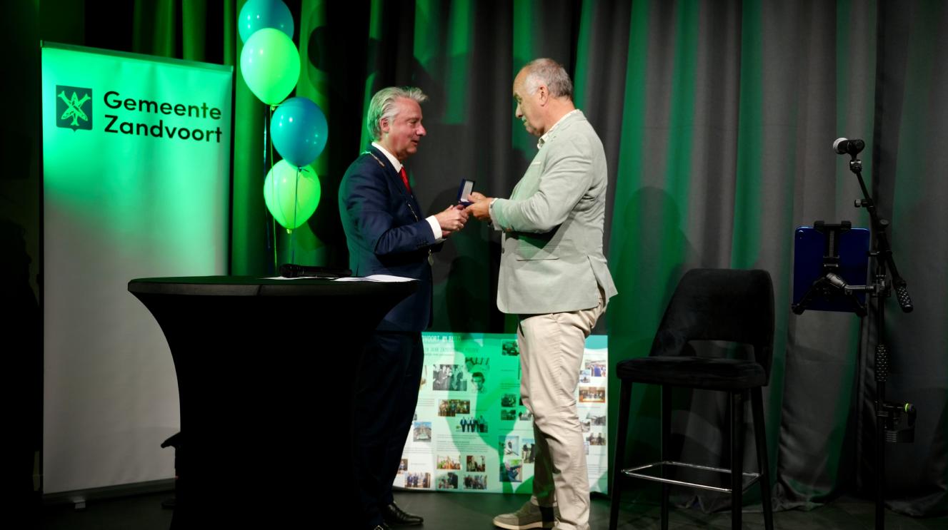 Wethouder Bluijs krijgt Erepenning van burgemeester Moolenburgh