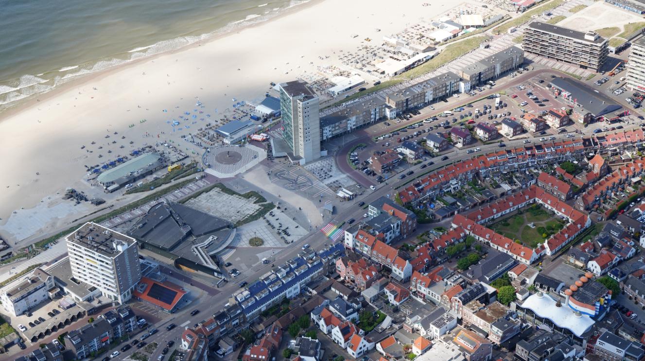 Lunchtfoto van Badhuisplein en strand