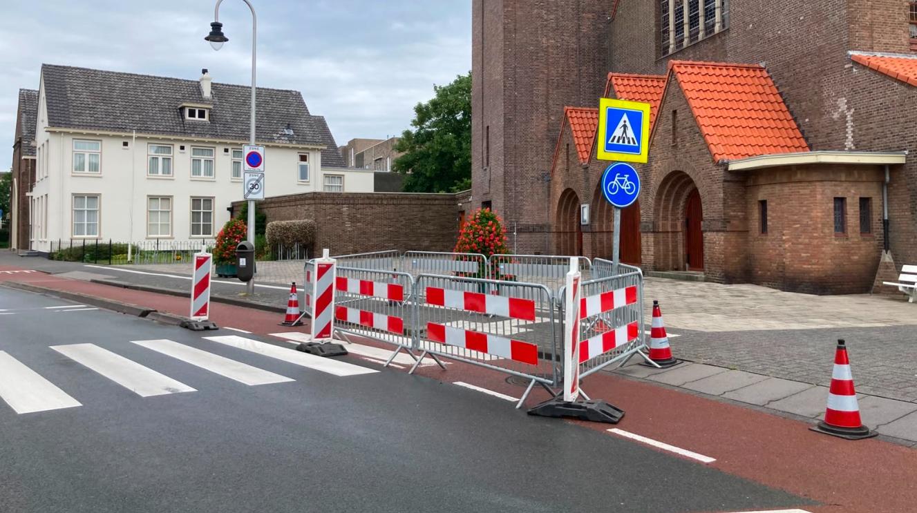 Zebrapad bij Haarlemmerstraat bij de Dorpskerk