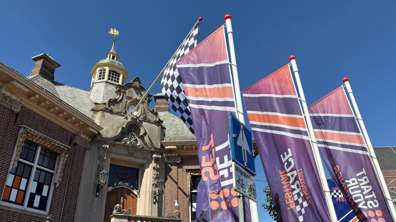 Raadhuis Zandvoort met racevlaggen