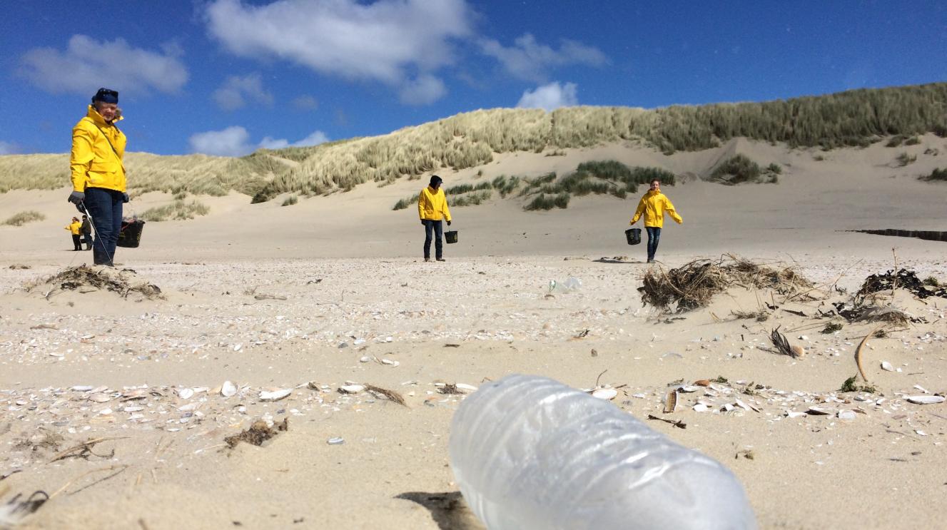Strandjutters op het strand in Zandvoort