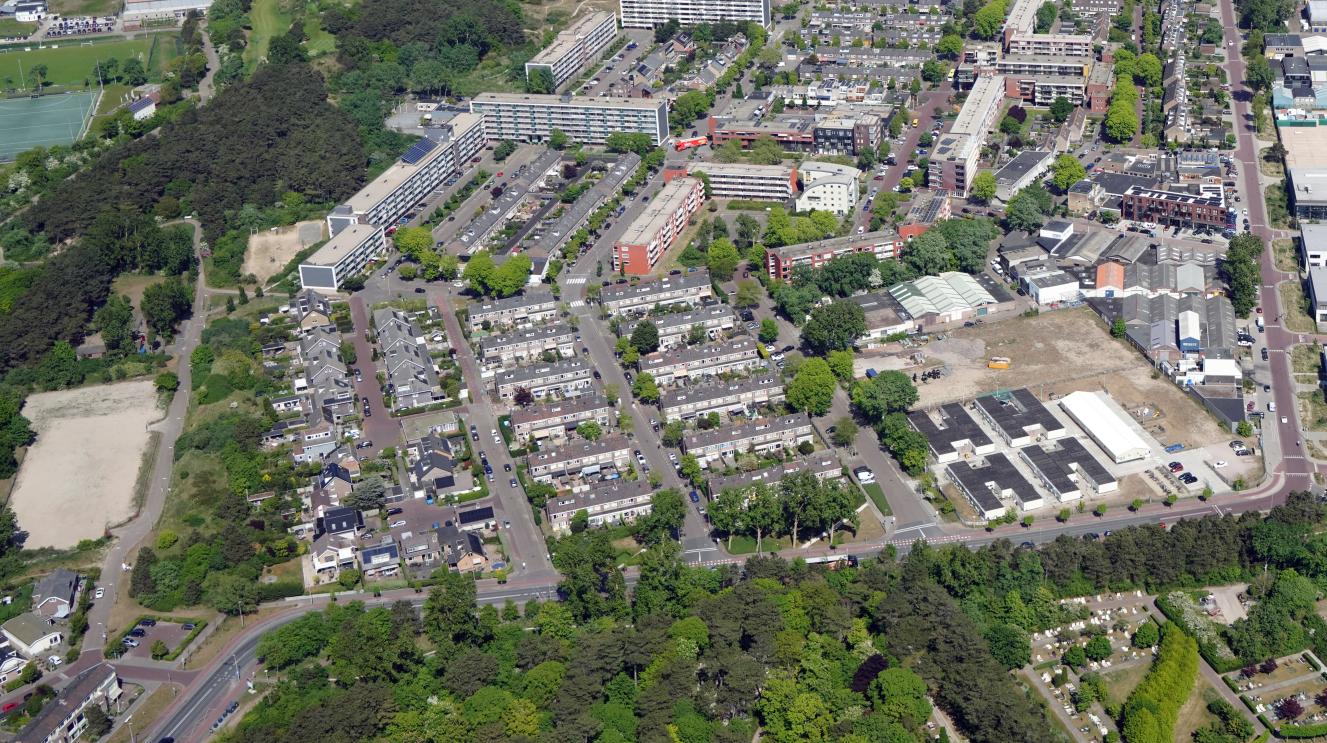 Luchtfoto met links de Heimanshof en rechts het Curiedex-terrein