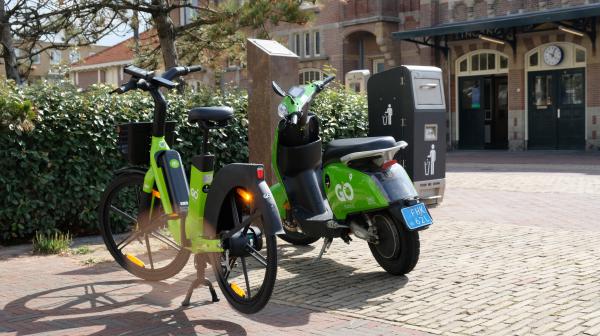 Deelscooter en fiets van Go Sharing op station Zandvoort