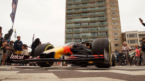 Formule 1 auto op het Badhuisplein