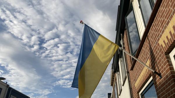 Wapperende Oekraïense vlag in Nederlandse straat 