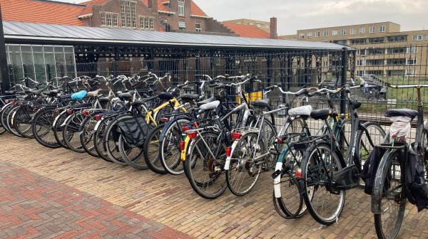 Huidige fietsenstalling bij station Zandvoort
