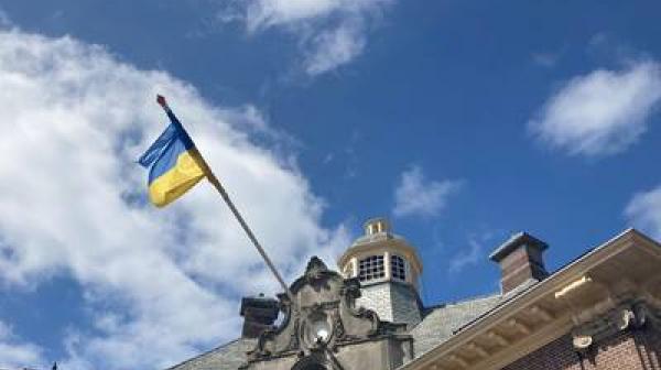 Oekraïense vlag wappert op het gemeentehuis van Zandvoort 