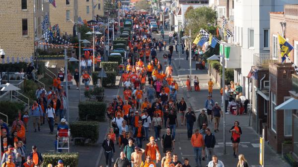 Formule 1 publiek in de straten van Zandvoort, foto door Irma van Middelkoop